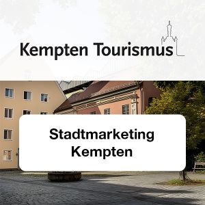 Eventbild für den Vortrag über die Stadtmarketing Kempten GmbH. Zu sehen ist das Logo von Kempten Tourismus und der Vortragsname auf einem Foto von Der Salon in Kempten.